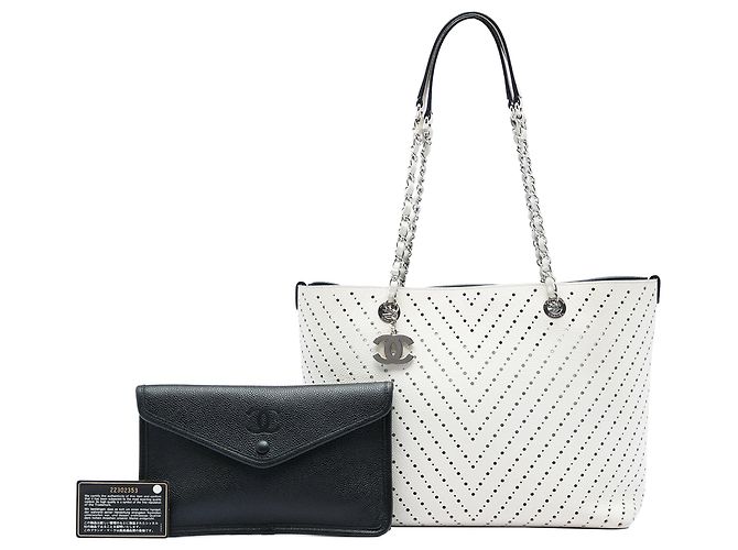 Tote Shopping Chanel CC in Caviar Chevron Perforato Bianco - vista 6