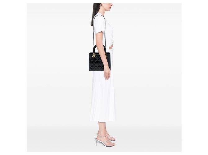 Sac à main Lady Dior Medium en cuir verni Cannage noir - vue 6