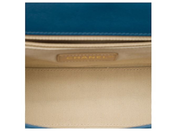 Bolsa Chanel azul em couro de vitelo granulado acolchoado tamanho Medium com fecho Label Click e alça de mão - vista 4