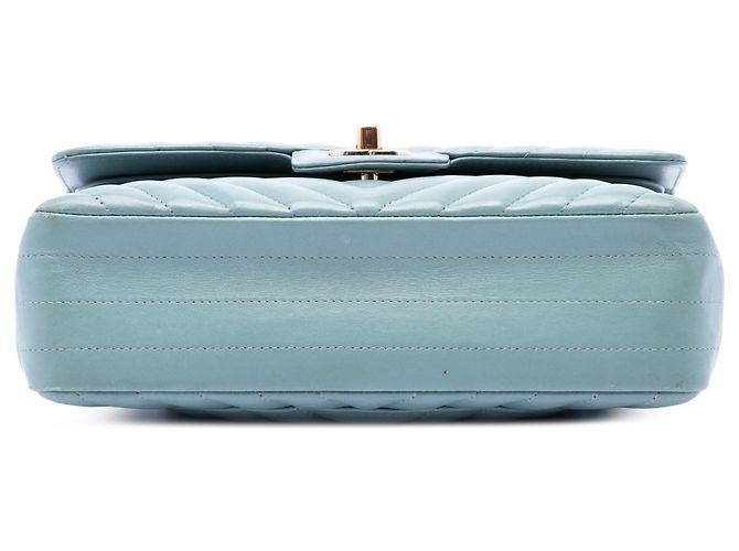 Borsa a tracolla Chanel Small Classic Chevron in agnello blu - vista 3