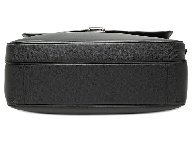 Borsa Business Louis Vuitton Taiga Vassili PM Nera Nero - vista 3