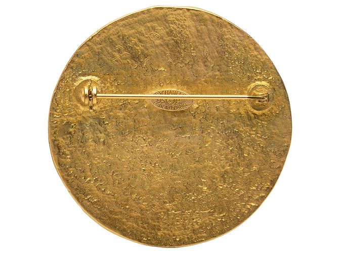 Spilla rotonda Chanel CC placcata oro D'oro - vista 2