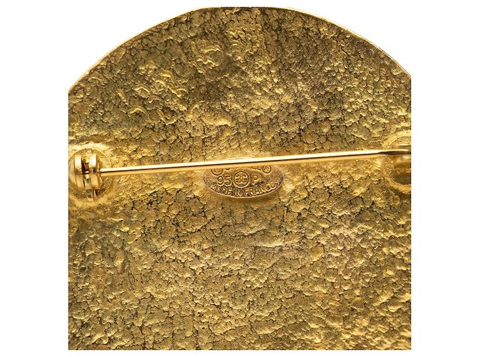 Spilla rotonda Chanel CC placcata oro D'oro - vista 3