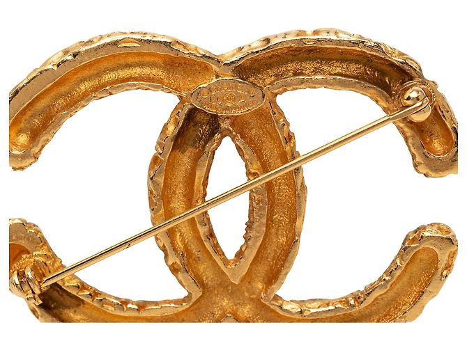 Spilla Chanel CC placcata oro con rilievo barocco D'oro - vista 3