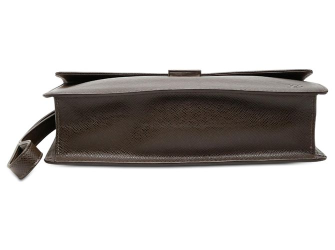 Clutch Louis Vuitton Taiga Selenga marrone - vista 3