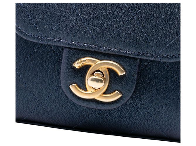 Clutch Chanel Mini Quilted Goatskin Vertical Chic Pearls Flap con tracolla a catena blu - vista 6