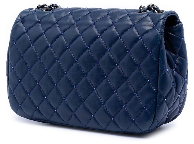 Petit sac à bandoulière Chanel Single Flap en agneau matelassé bleu avec perles - vue 2