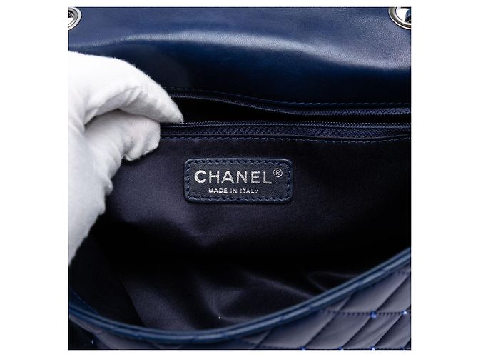 Petit sac à bandoulière Chanel Single Flap en agneau matelassé bleu avec perles - vue 5