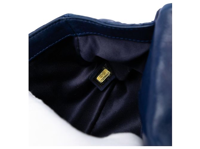 Petit sac à bandoulière Chanel Single Flap en agneau matelassé bleu avec perles - vue 6