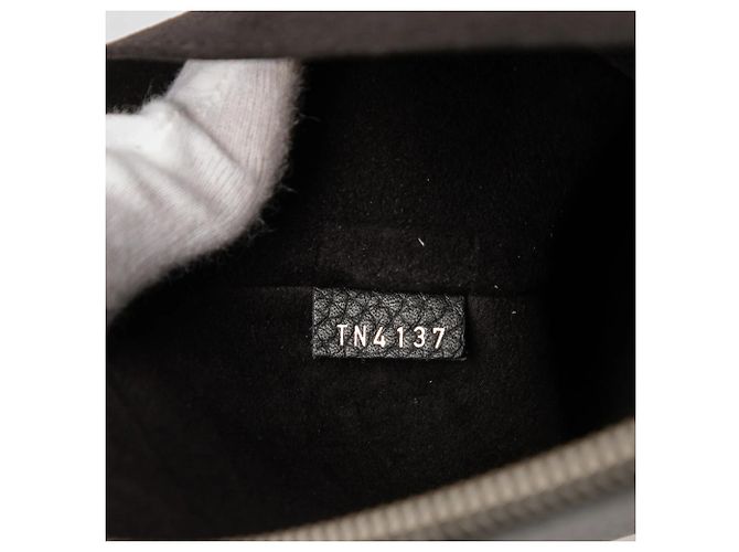 Pochette Jour GM Taurillon Initials Circle nera Louis Vuitton Nero - vista 6