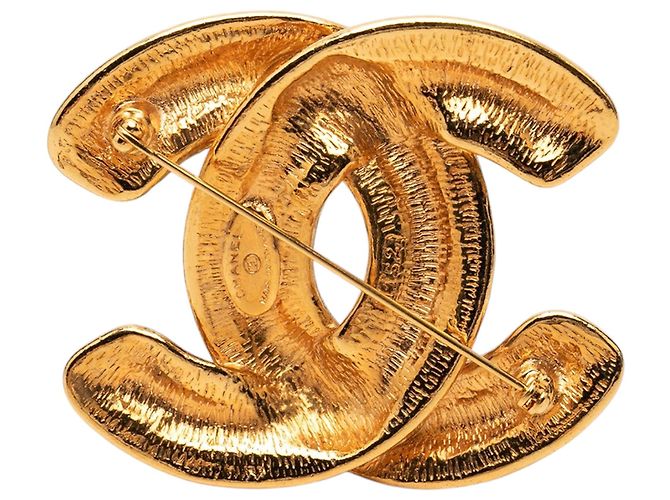 Spilla Chanel CC trapuntata placcata oro D'oro - vista 2