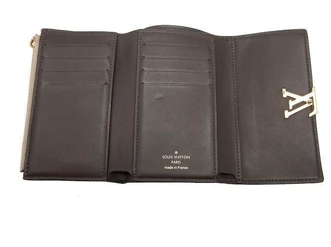 Cartera compacta Louis Vuitton Taurillon Capucines beige - vista 4