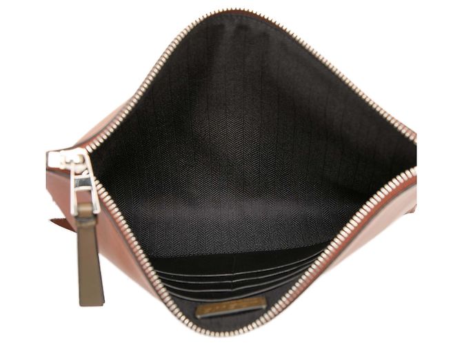 Pochette e borsa a mano piatta in pelle marrone con Anagramma LOEWE - vista 4