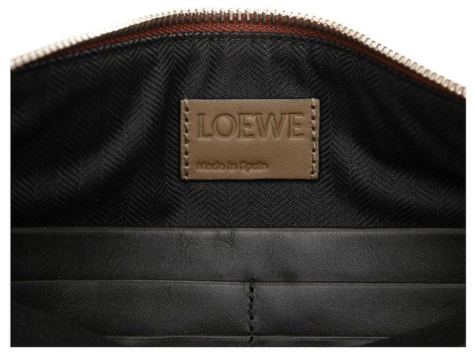 Pochette e borsa a mano piatta in pelle marrone con Anagramma LOEWE - vista 5