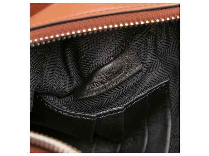 Pochette e borsa a mano piatta in pelle marrone con Anagramma LOEWE - vista 6