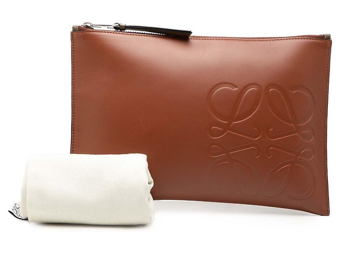Pochette e borsa a mano piatta in pelle marrone con Anagramma LOEWE - vista 8