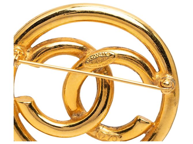 Spilla rotonda Chanel CC placcata oro D'oro - vista 3