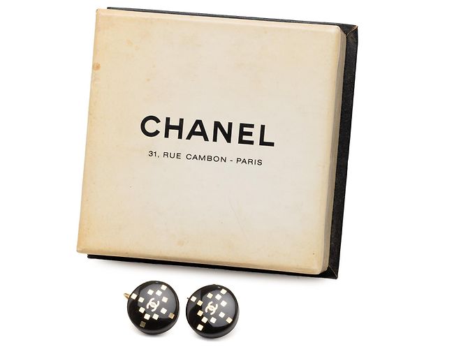 Chanel CC Ohrringe aus schwarzem Harz und vergoldet mit runden Ohrhaken - Ansicht 4
