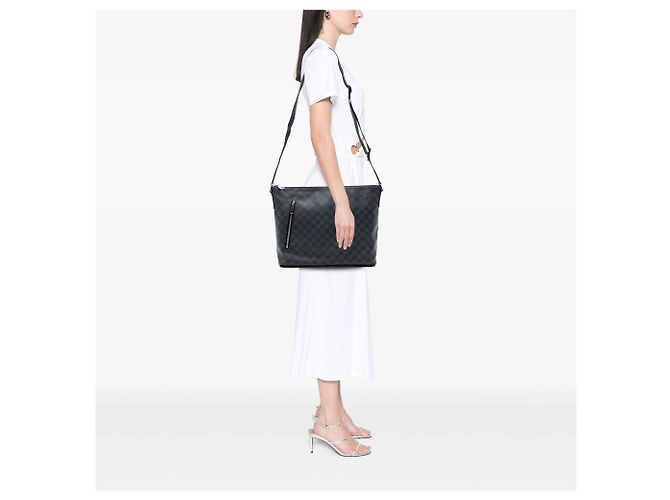 Borsa a tracolla Louis Vuitton Damier Graphite Mick MM nera Nero - vista 7