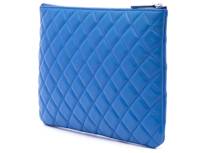 Blau Chanel Medium Quilted Lambskin O Case Clutch - Ansicht 2