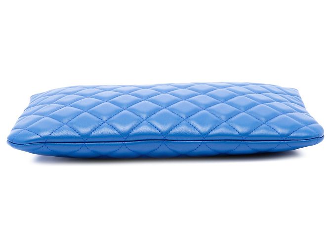 Blau Chanel Medium Quilted Lambskin O Case Clutch - Ansicht 3
