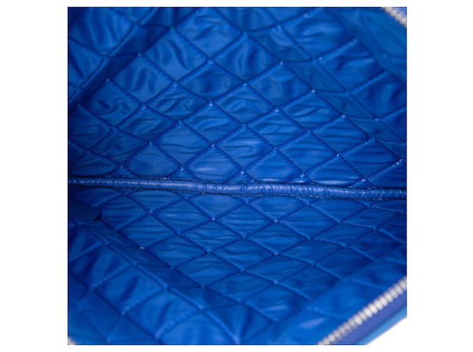 Blau Chanel Medium Quilted Lambskin O Case Clutch - Ansicht 4