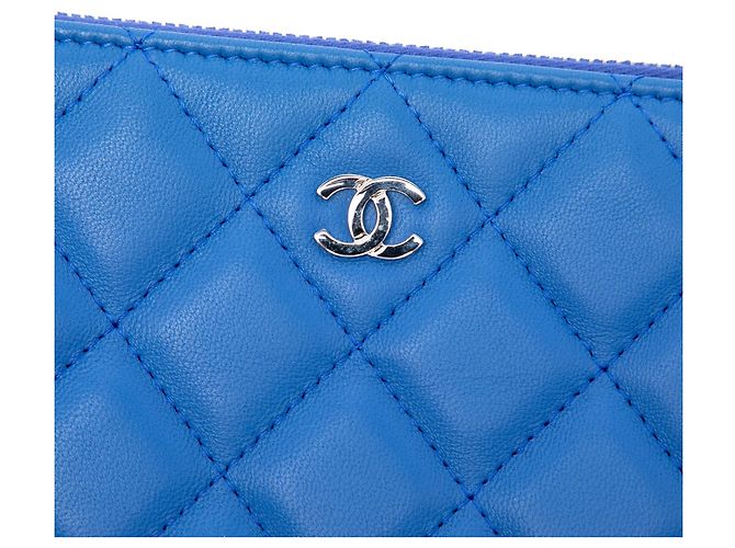 Blau Chanel Medium Quilted Lambskin O Case Clutch - Ansicht 5