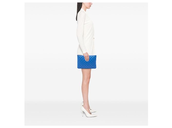 Blau Chanel Medium Quilted Lambskin O Case Clutch - Ansicht 6