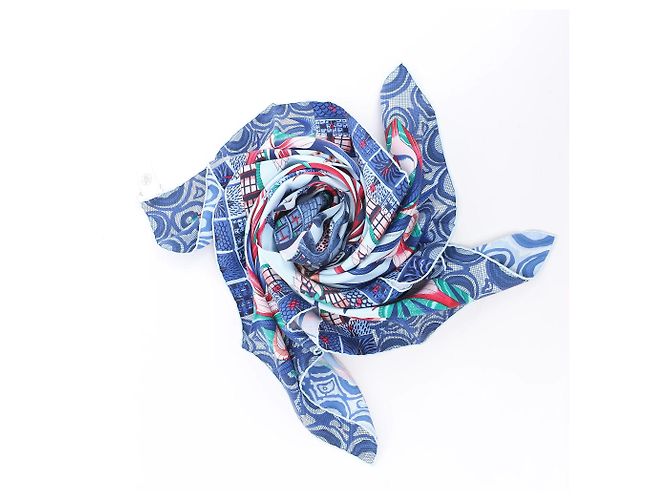 Carré 90 Hermès "LA MARCHE Du ZAMBEZE" in seta blu - vista 13