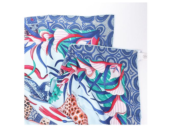 Carré 90 Hermès "LA MARCHE Du ZAMBEZE" in seta blu - vista 2
