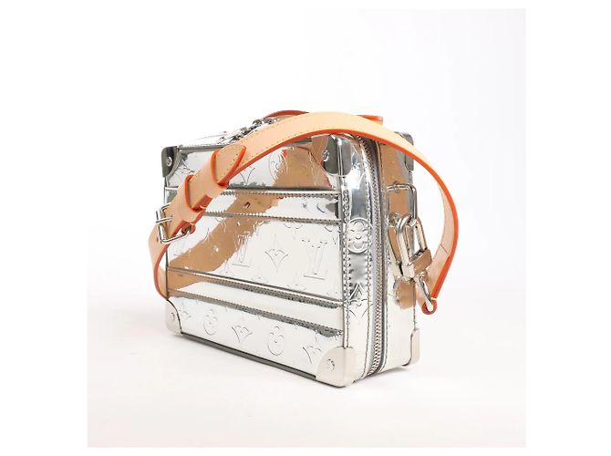 Borsa a tracolla Louis Vuitton Soft Trunk in tela Monogram argento M45885 Grigio - vista 2
