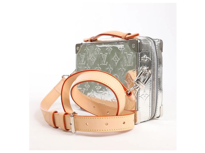 Borsa a tracolla Louis Vuitton Soft Trunk in tela Monogram argento M45885 Grigio - vista 3