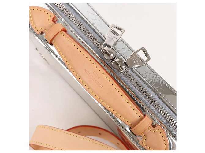 Borsa a tracolla Louis Vuitton Soft Trunk in tela Monogram argento M45885 Grigio - vista 4