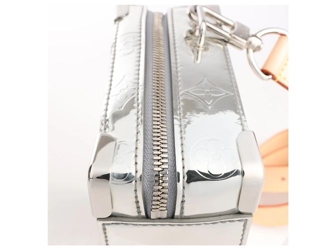 Borsa a tracolla Louis Vuitton Soft Trunk in tela Monogram argento M45885 Grigio - vista 7