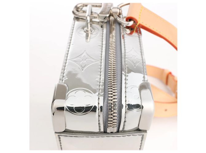 Borsa a tracolla Louis Vuitton Soft Trunk in tela Monogram argento M45885 Grigio - vista 8