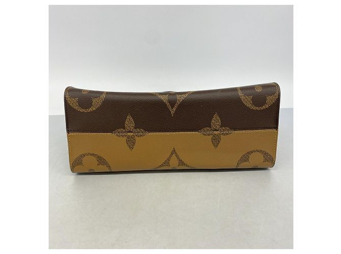 Borsa Tote Louis Vuitton Monogram Giant Reverse OnTheGo MM Marrone - vista 3