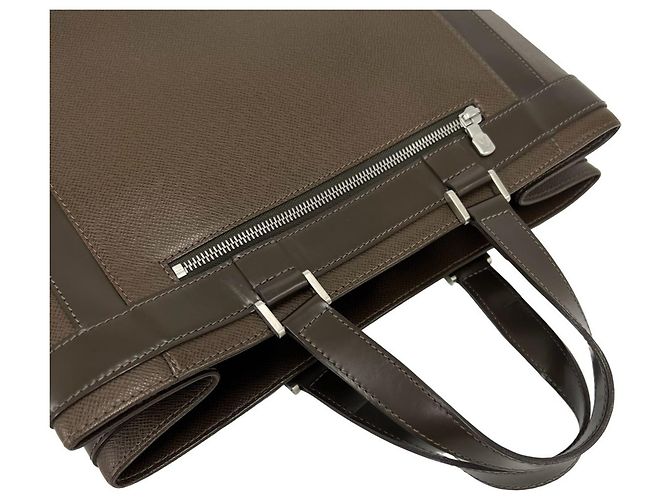 Borsa a mano Louis Vuitton Kasbek PM in pelle Taiga Marrone - vista 4