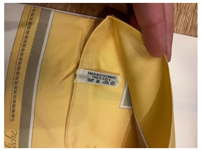 Hermès Caleche Seidentuch Weiß Golden Gelb - Ansicht 5