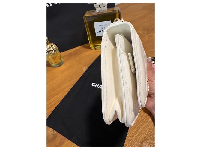 Chanel 19 Wallet Weiß Lammleder - Ansicht 10