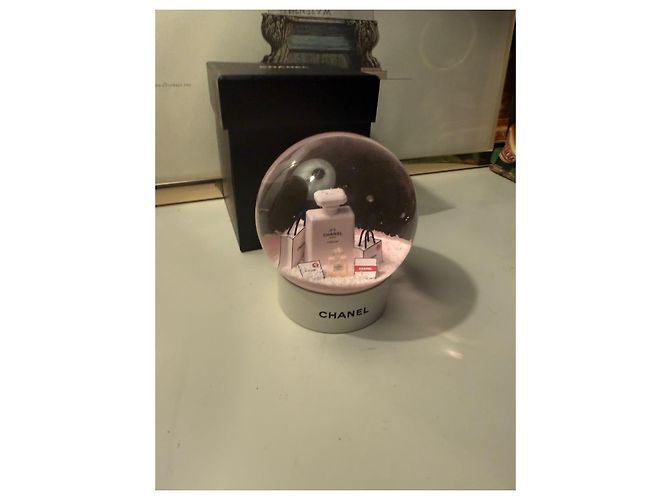 Globo de Neve Chanel N°5 Preto Rosa Branco - vista 11