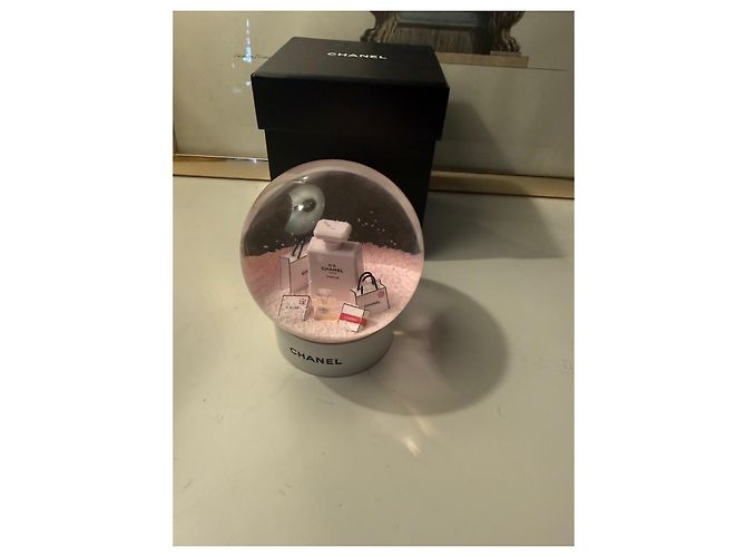 Globo de Neve Chanel N°5 Preto Rosa Branco - vista 13