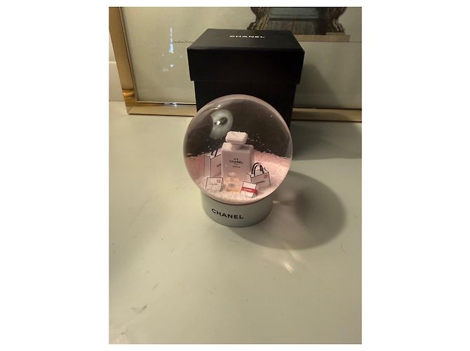 Globo de Neve Chanel N°5 Preto Rosa Branco - vista 14