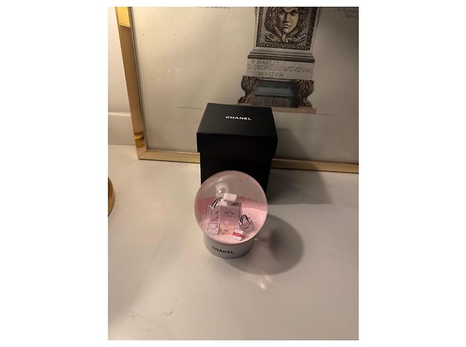 Globo de Neve Chanel N°5 Preto Rosa Branco - vista 15