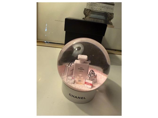 Globo de Neve Chanel N°5 Preto Rosa Branco - vista 3