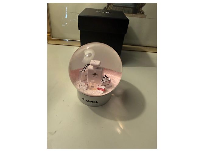 Globo de Neve Chanel N°5 Preto Rosa Branco - vista 5