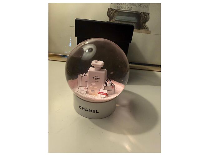 Globo de Neve Chanel N°5 Preto Rosa Branco - vista 7