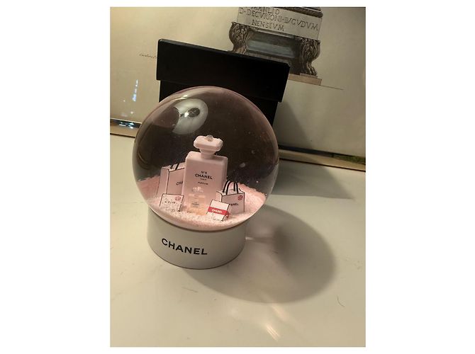 Globo de Neve Chanel N°5 Preto Rosa Branco - vista 8