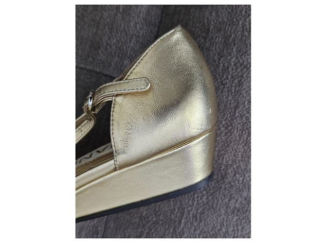 Chanel Ballerine in pelle dorata con punta a contrasto e zeppa Nero D'oro - vista 12