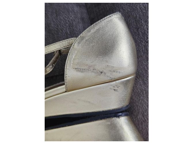 Chanel Ballerine in pelle dorata con punta a contrasto e zeppa Nero D'oro - vista 13
