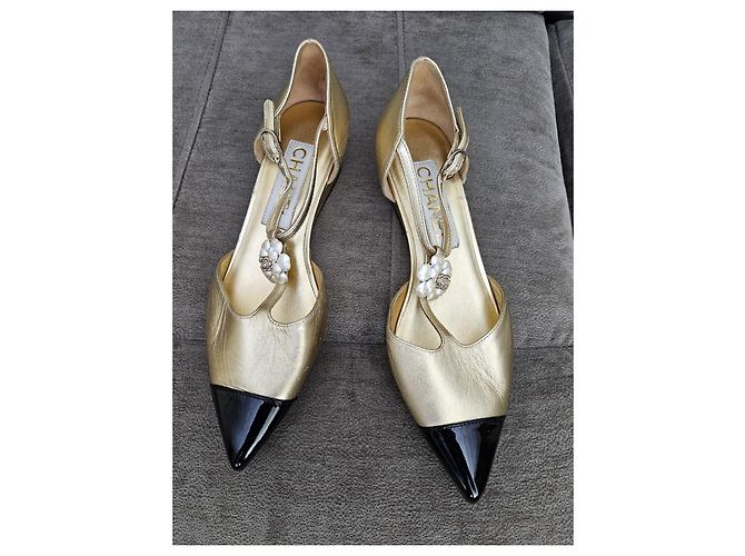 Chanel Ballerine in pelle dorata con punta a contrasto e zeppa Nero D'oro - vista 17